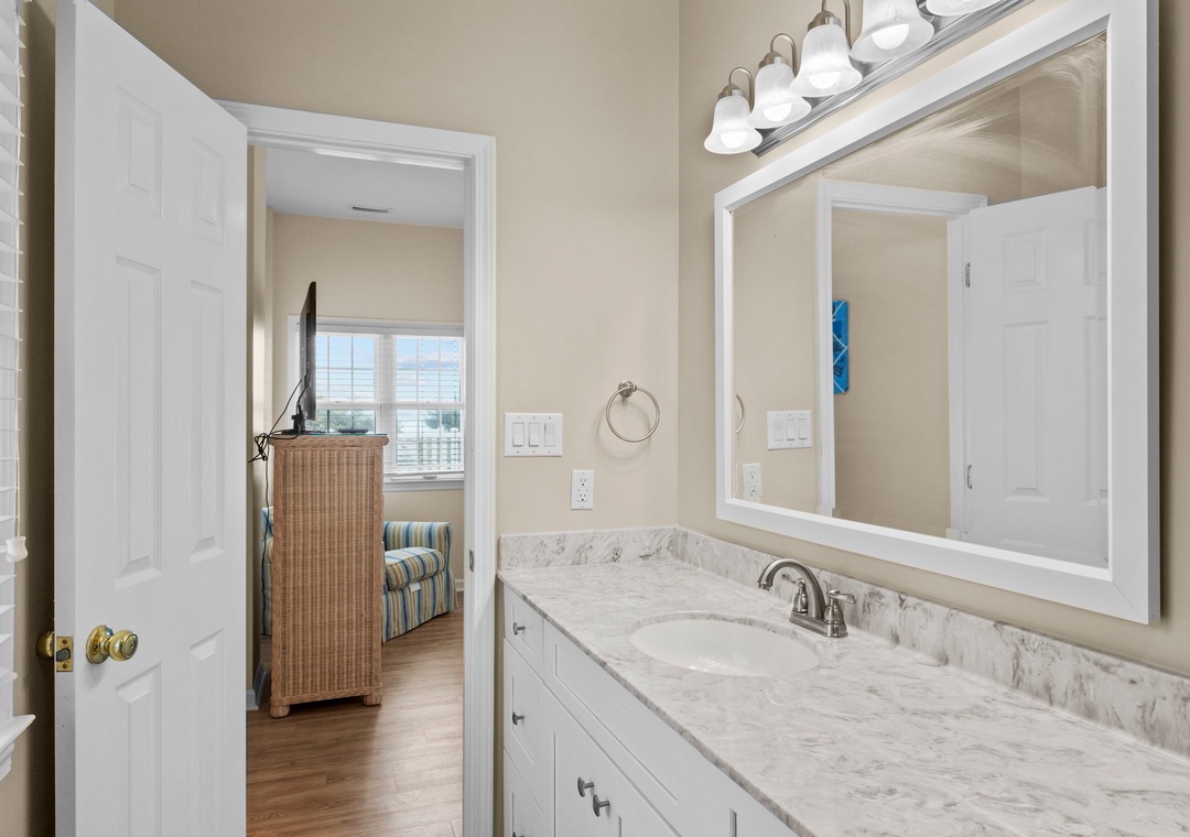 Mid-Floor Queen Room