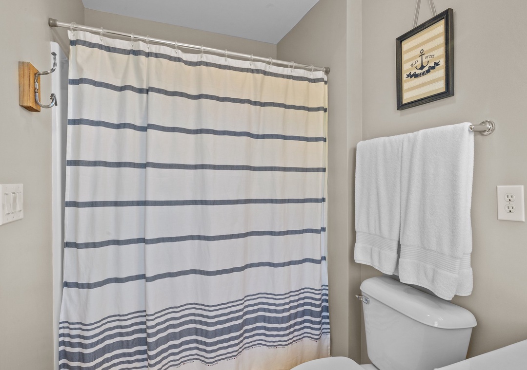 Mid-Floor Queen Suite Bathroom