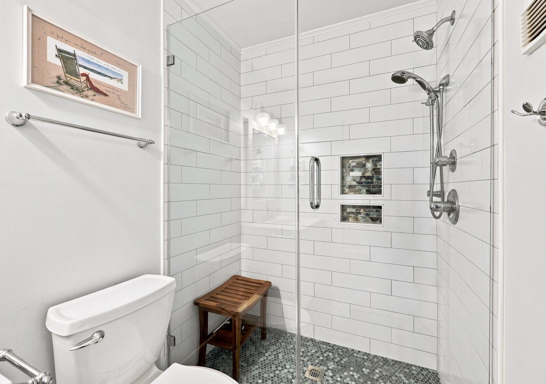 Oma’s Emerald Retreat | Walk-In Shower