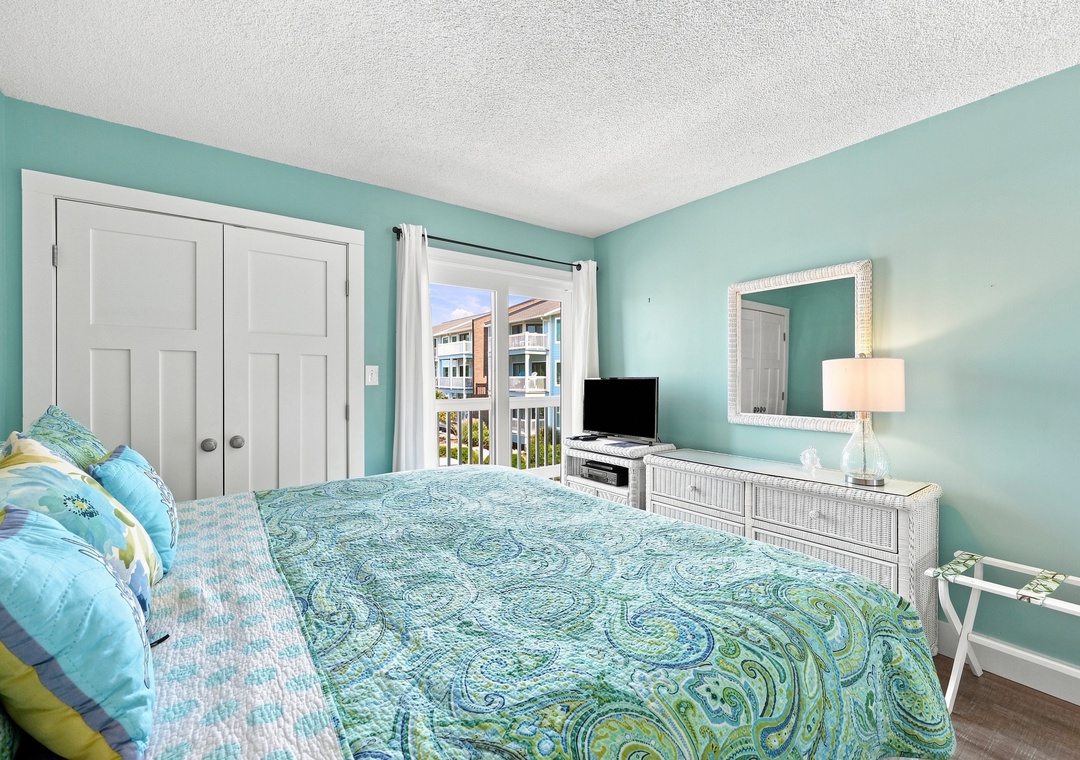 Oma’s Emerald Retreat | King Bedroom