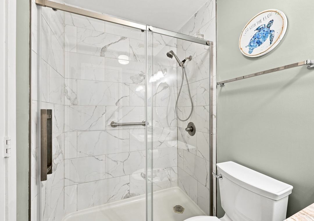 Char’s Cozy Condo | Glass-Enclosed Shower