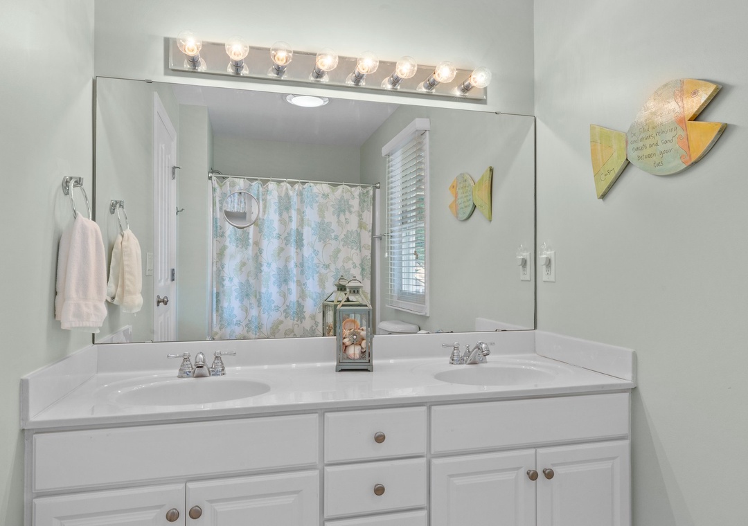 Mid-Floor Queen Room Bathroom