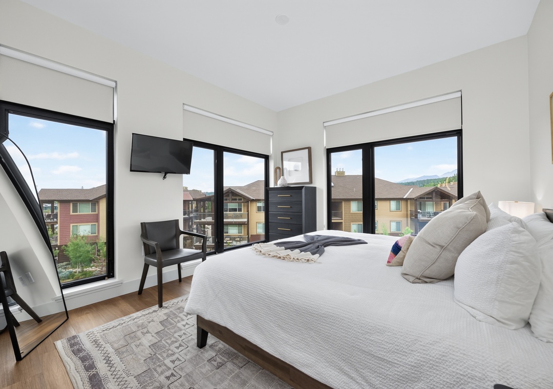 Sink into plush bedding and wake up to mountain views framing your bright, airy bedroom—a peaceful retreat after your day exploring.