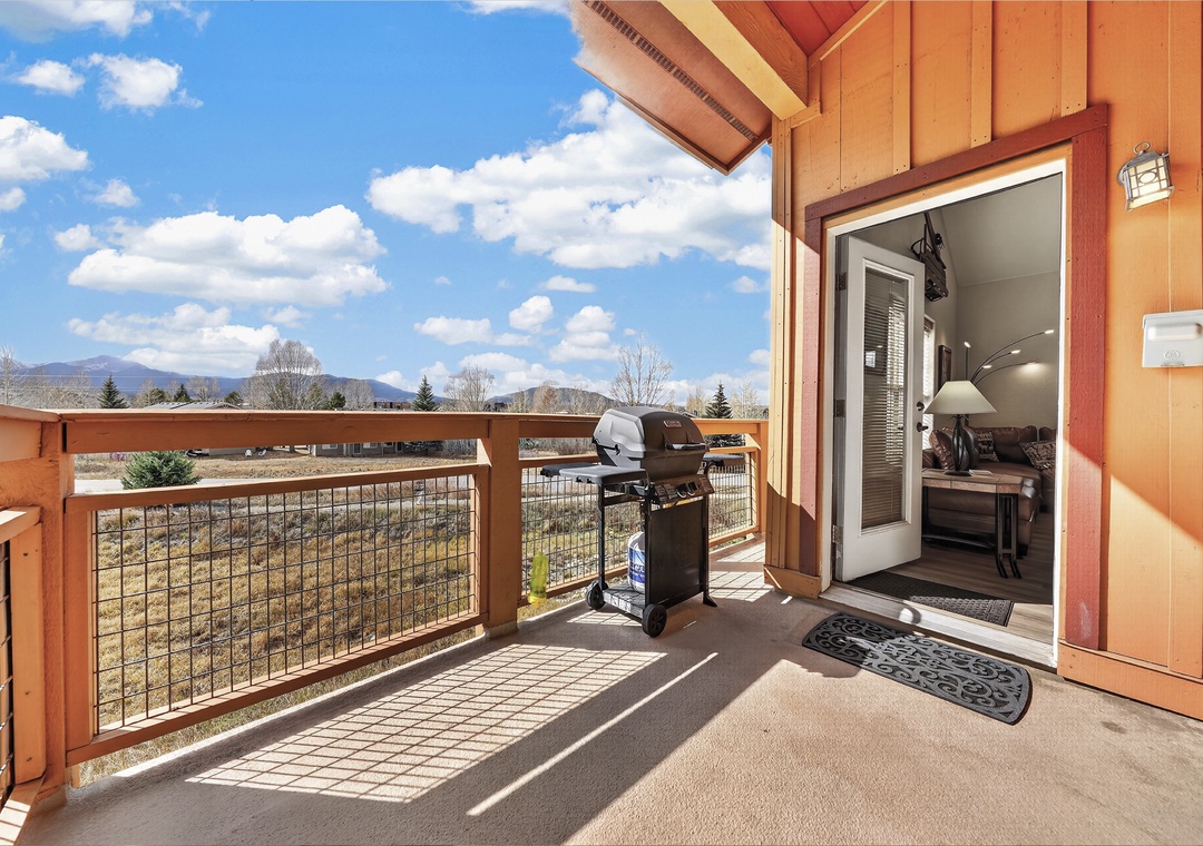 Step out onto your private balcony and soak in the stunning mountain scenery stretching across the horizon. Fire up the grill and enjoy fresh air and expansive views, perfect for morning coffee or evening relaxation.