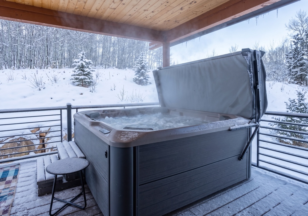 Slip into your private hot tub and let the steaming water melt away your cares as you gaze at the snowy forest surrounding you. Pure winter bliss awaits on this secluded deck.