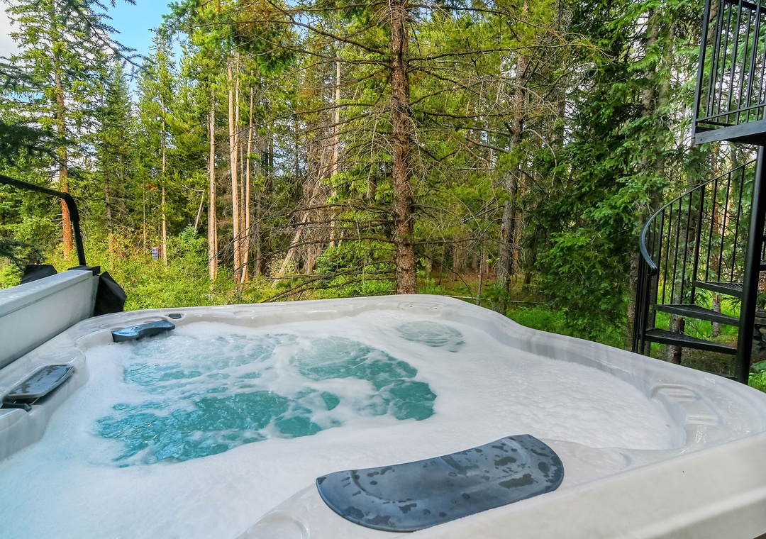 Slip into the bubbling hot tub and let your worries melt away as you soak surrounded by towering pines and forest tranquility.