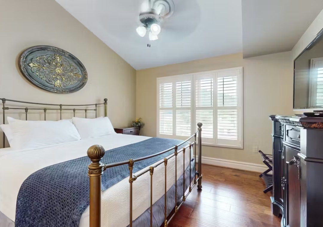 Your peaceful retreat features a classic metal bed with crisp linens and elegant décor, plus convenient in-room amenities.