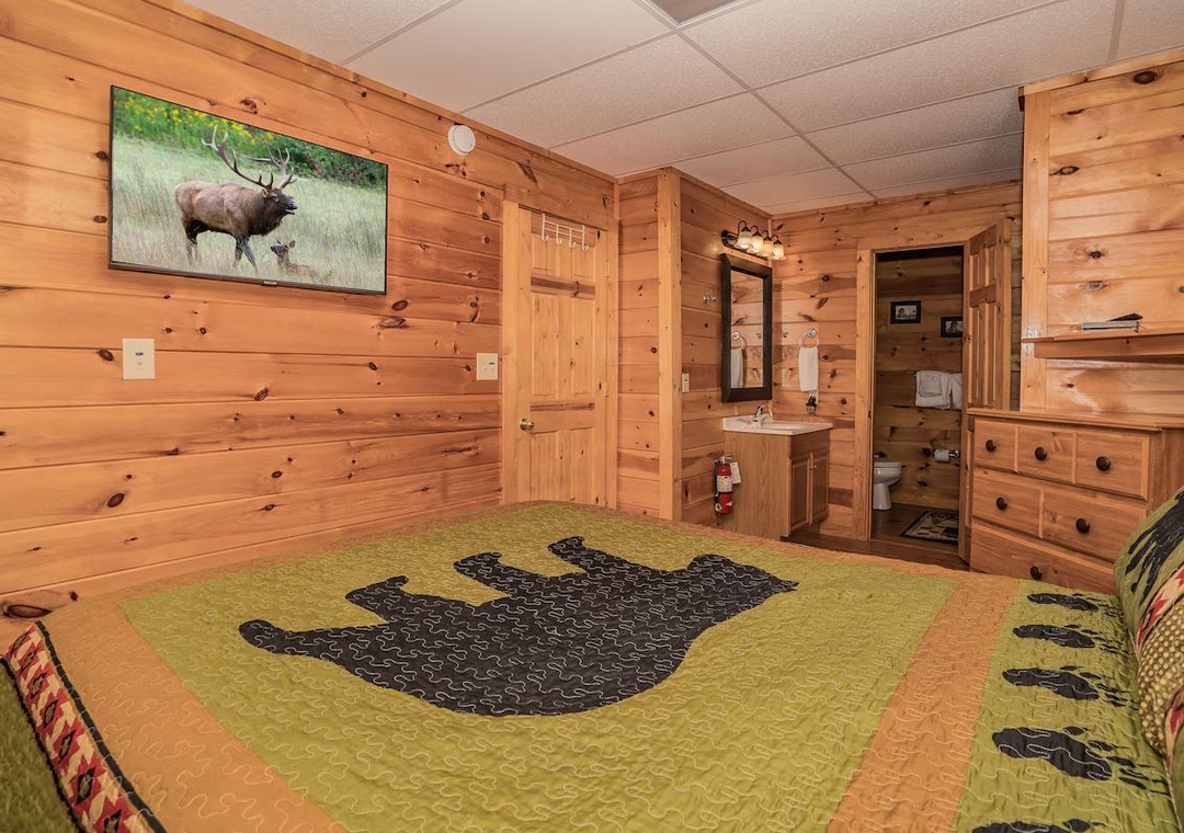 Cozy up in your rustic bedroom with warm cedar walls and wildlife-themed décor that brings nature indoors.