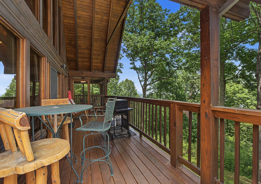 A spacious wooden deck where you can enjoy morning coffee or evening barbecues while surrounded by lush treetops and blue skies—your peaceful retreat above the forest.