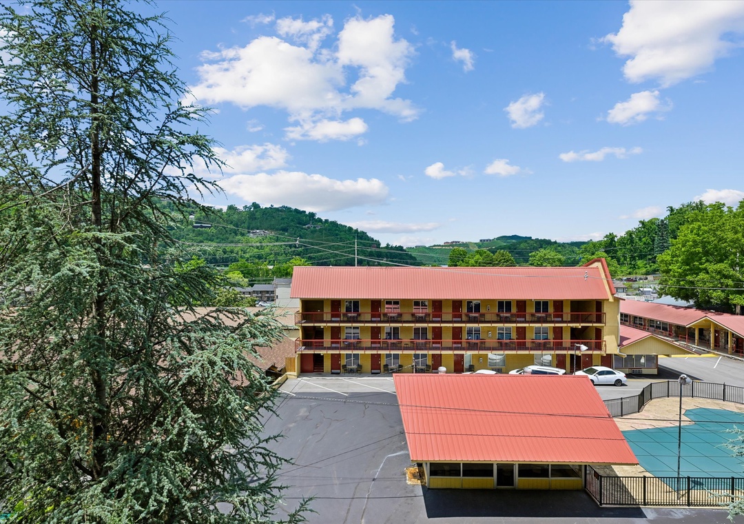 Nestled among rolling green hills, this welcoming property features outdoor parking, a refreshing pool, and easy access to the scenic Smoky Mountain area.