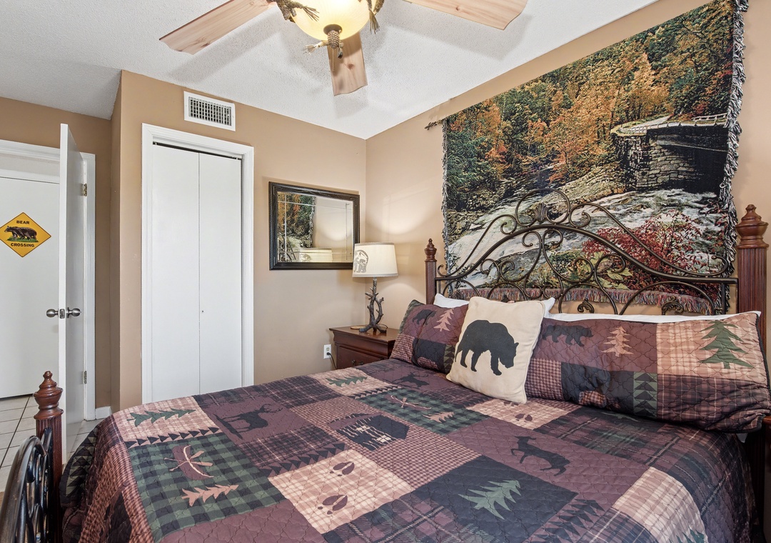 Your cozy mountain retreat bedroom features rustic wildlife bedding and authentic woodland décor for a perfect nature escape.