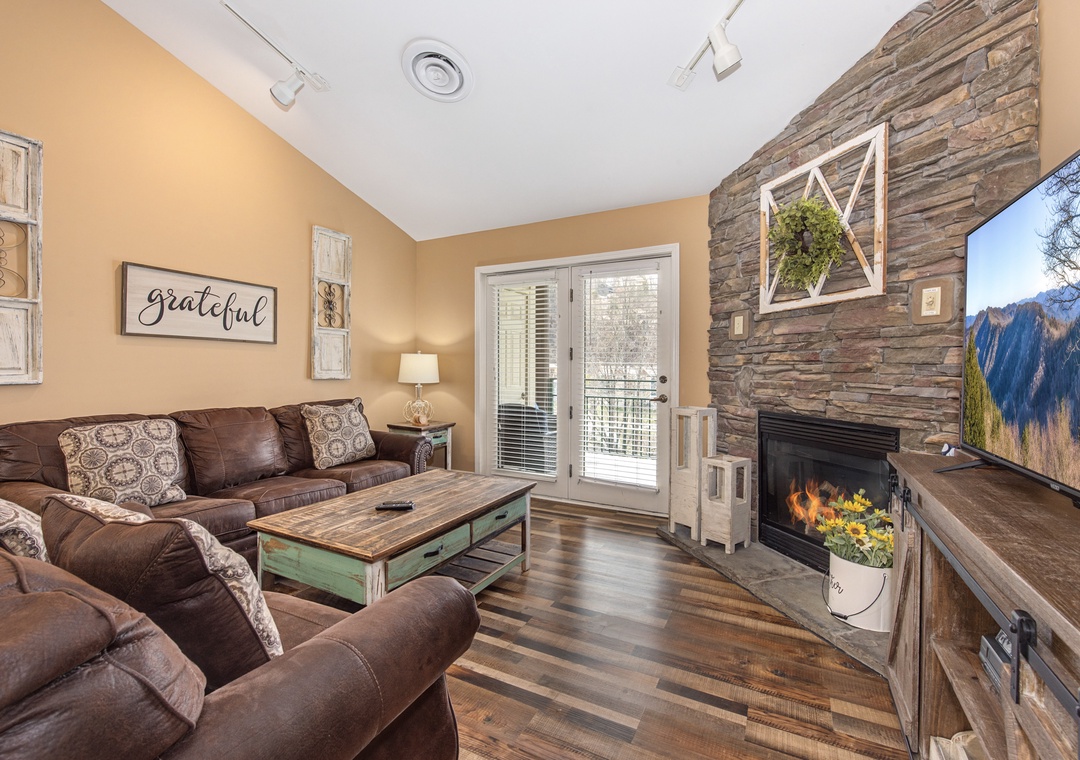 Sink into plush leather seating by your crackling fireplace while mountain views fill your flat-screen TV in this thoughtfully designed retreat.