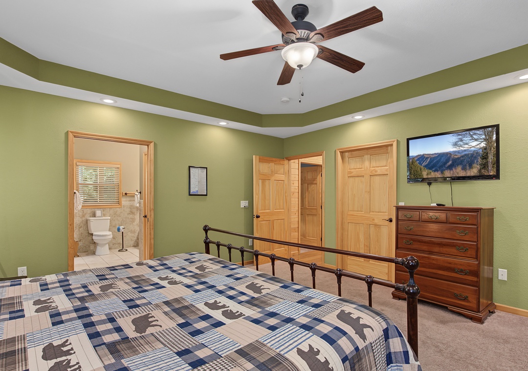 Your spacious bedroom offers restful nights with a comfortable bed, ceiling fan for climate comfort, and an en-suite bathroom for your convenience. Enjoy mountain views on the TV after exploring the area.