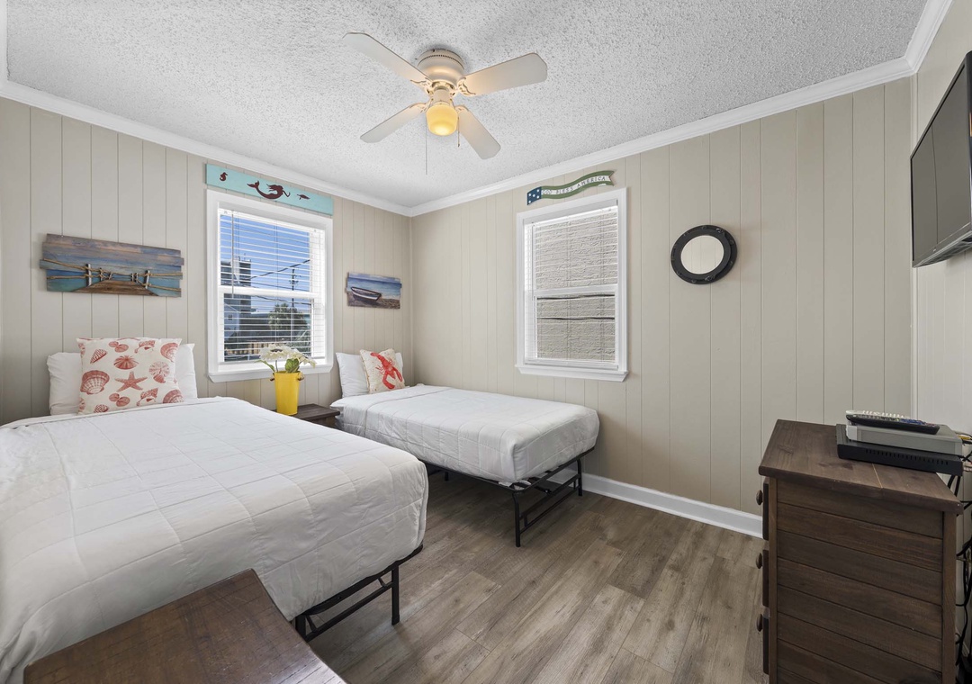 Bedroom 2 with two twin beds