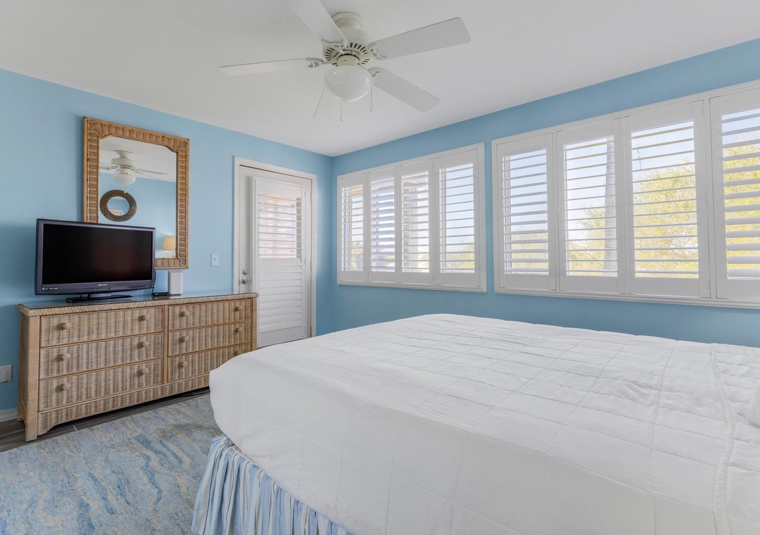 Queen primary bedroom