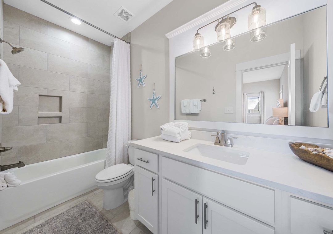 Guest bathroom 2 with shower/tub combo