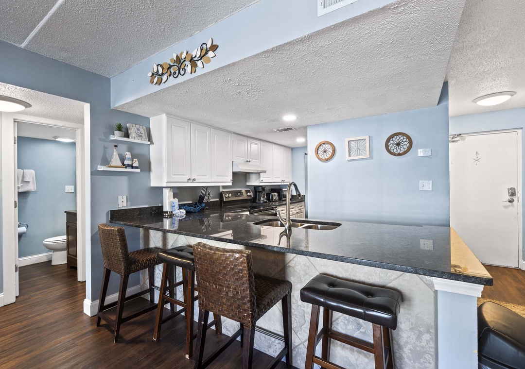 Eat-in kitchen bar seating