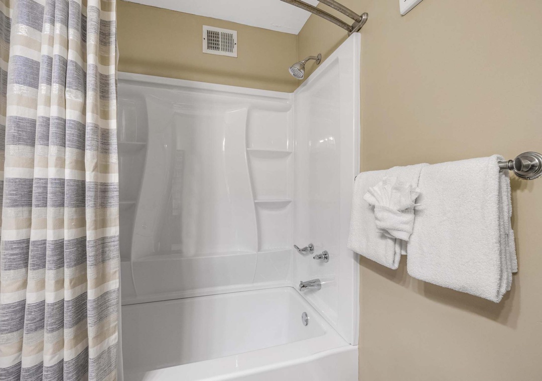 Primary ensuite bathroom with shower/tub combo