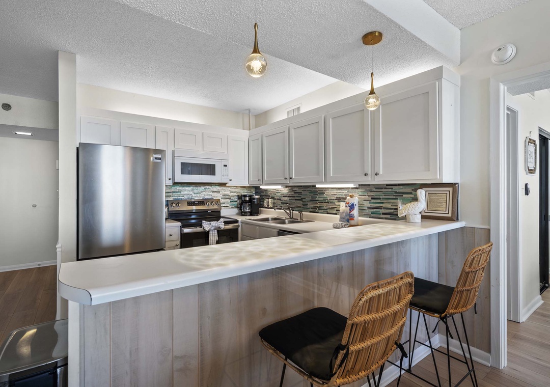 Eat-in kitchen bar seating