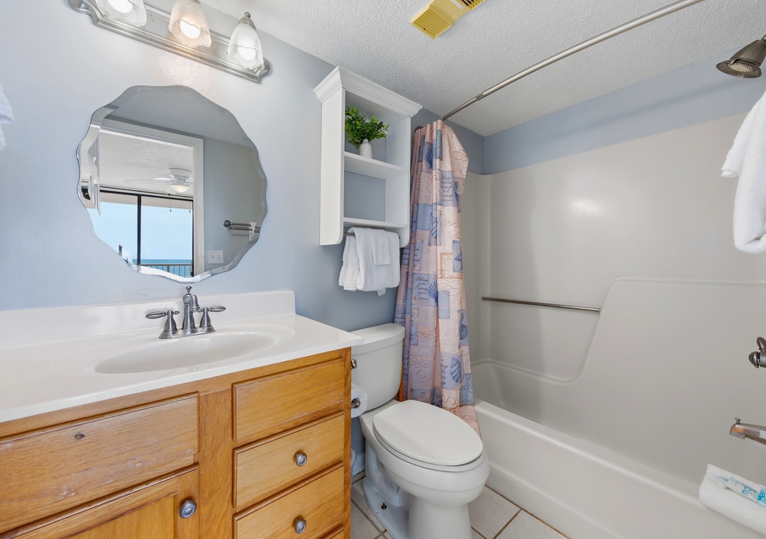 Primary ensuite bathroom with shower/tub combo