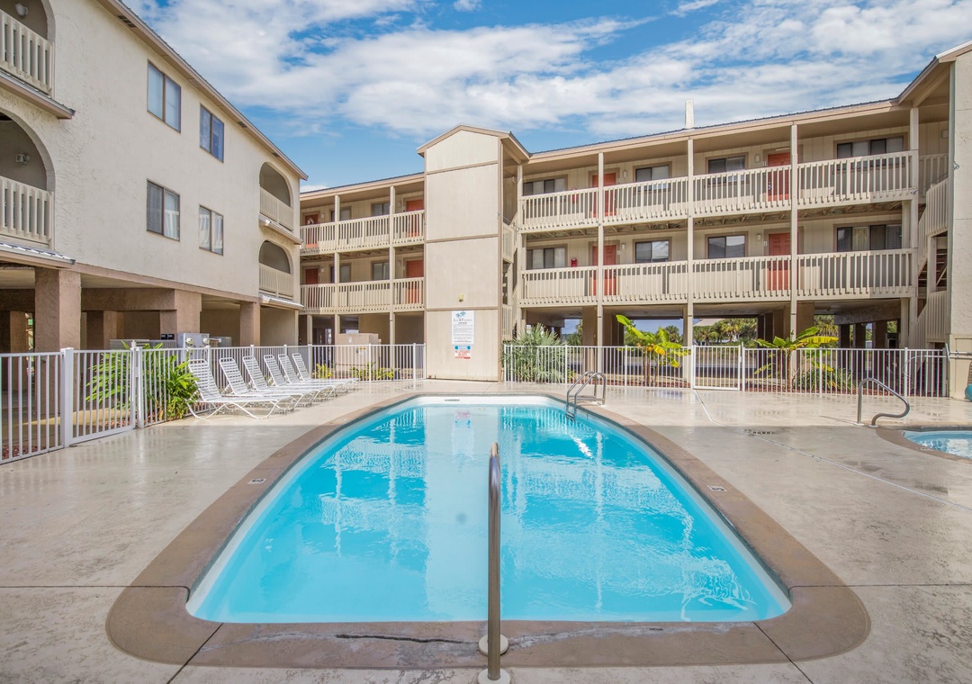 Las Palmas community pool