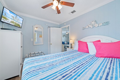 Guest bedroom with queen bed