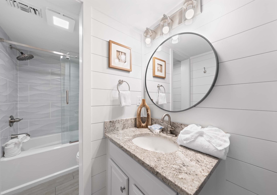 Guest bathroom with shower/tub combo