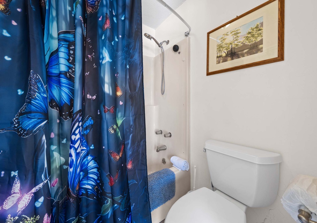 Shower/tub combo in the primary bathroom