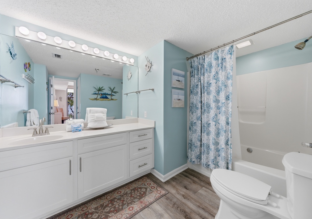 Primary ensuite bathroom with shower/tub combo