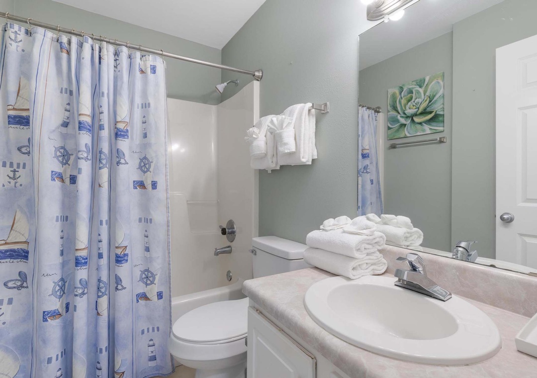 Guest bathroom with shower/tub combo