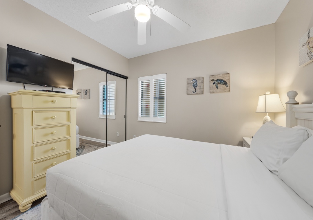 Guest bedroom 1 with queen bed