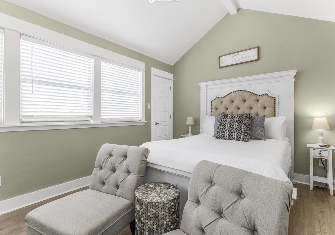 Queen primary bedroom
