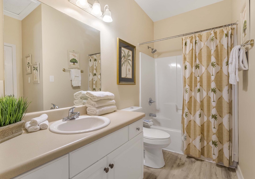 Primary ensuite bathroom with shower/tub combo