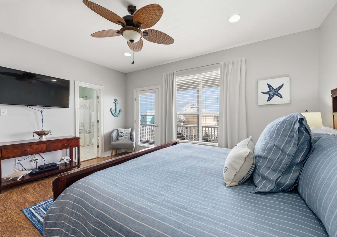 Top floor primary suite with king bed