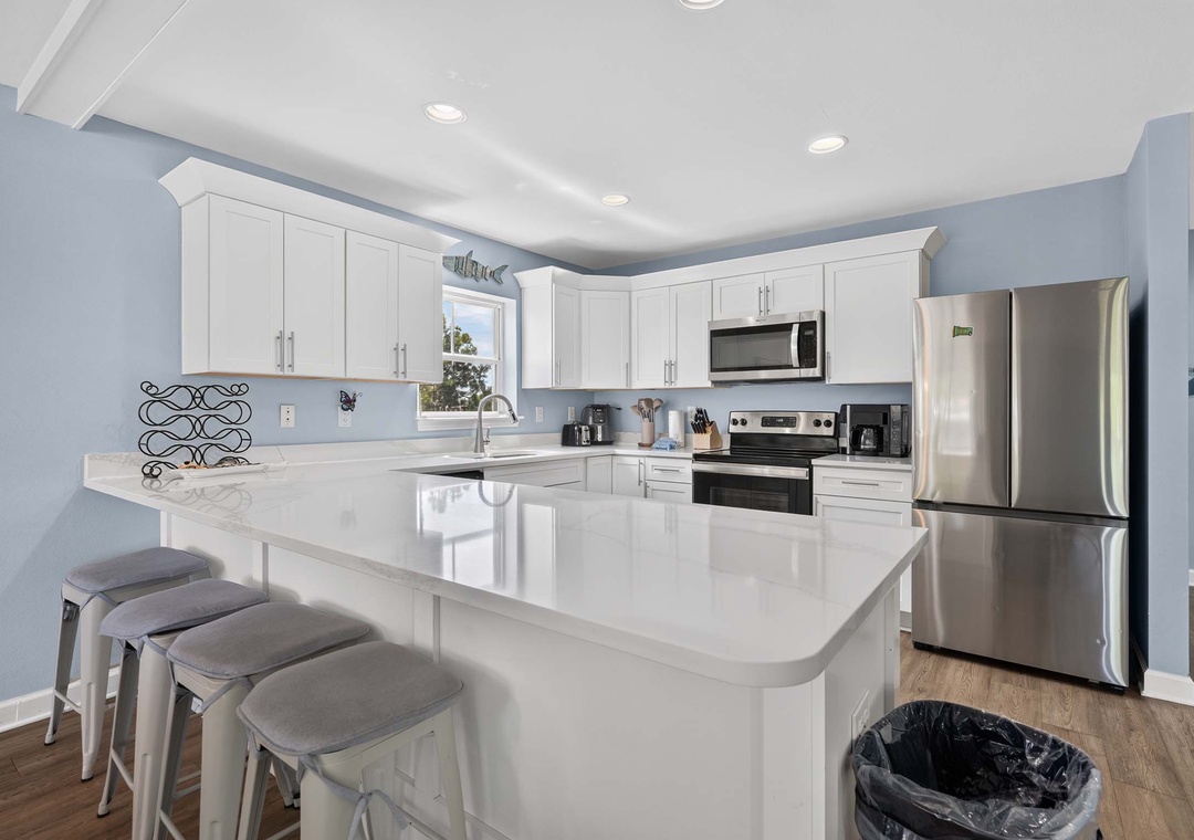 Eat-in kitchen bar seating