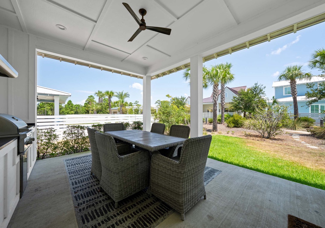 Covered patio with outdoor dining