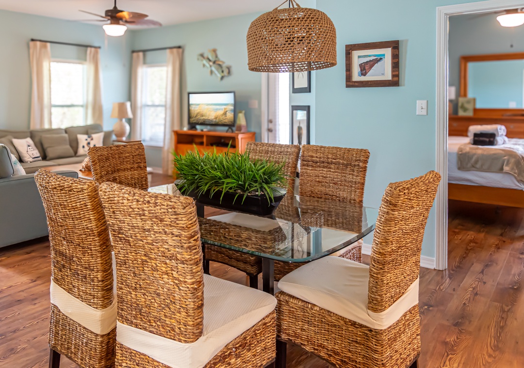 Seating for six at the dining table