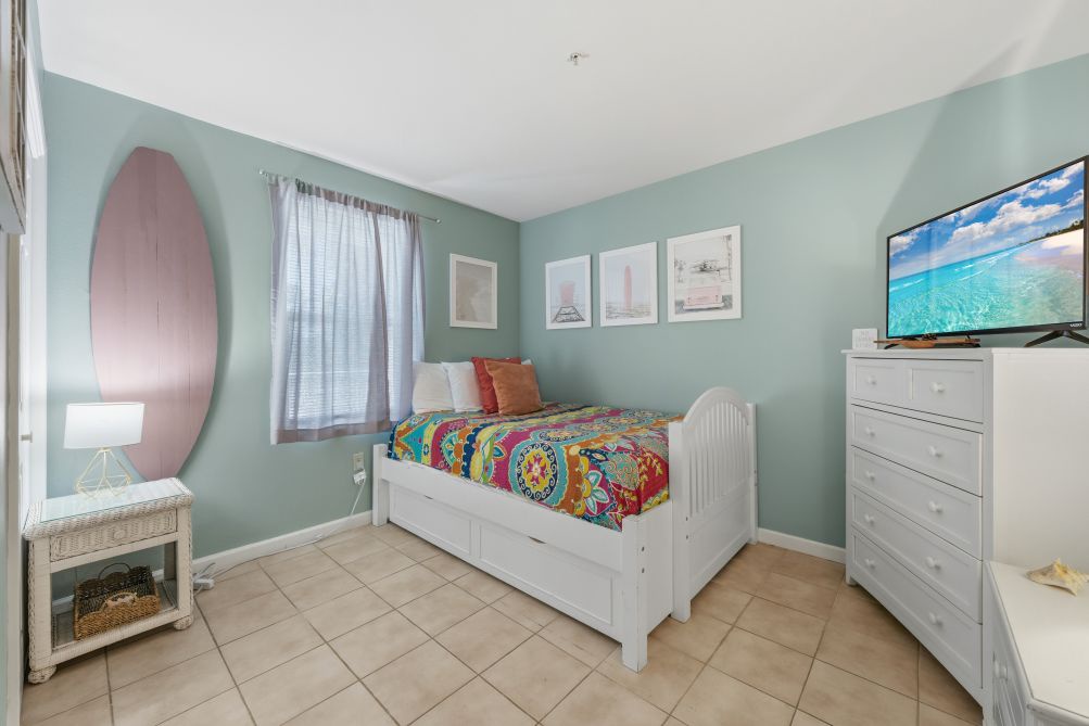 Guest bedroom with full-size daybed with twin trundle