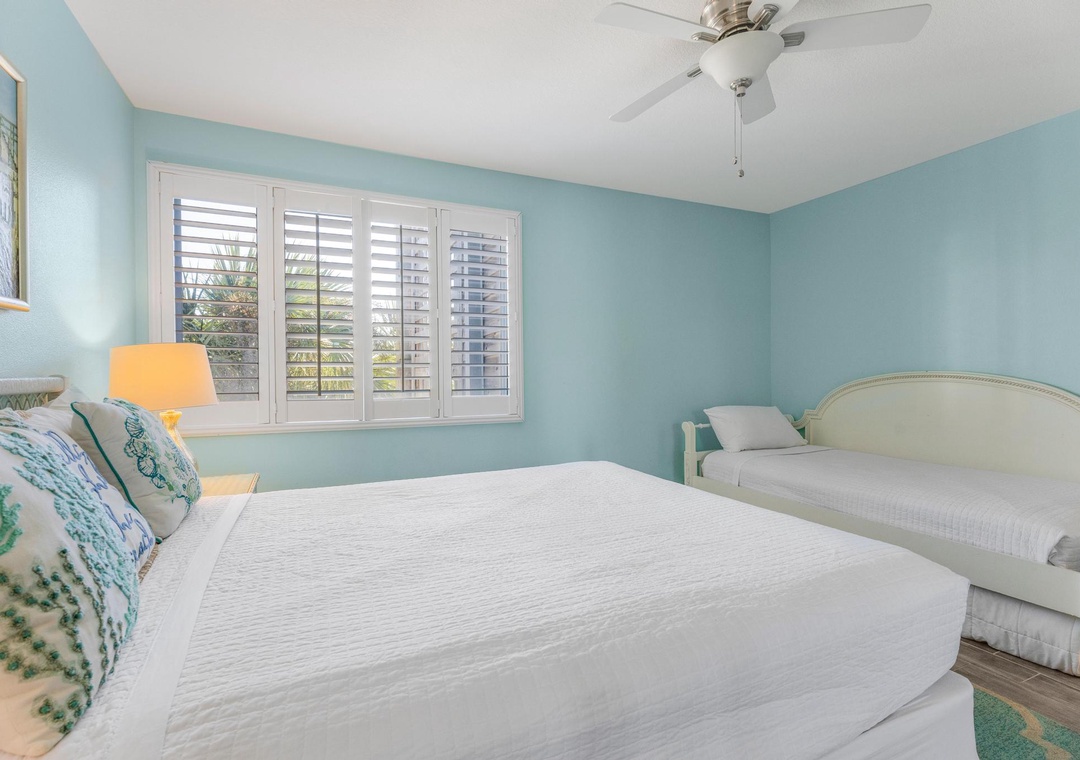 Guest bedroom with queen bed, full daybed, and twin trundle