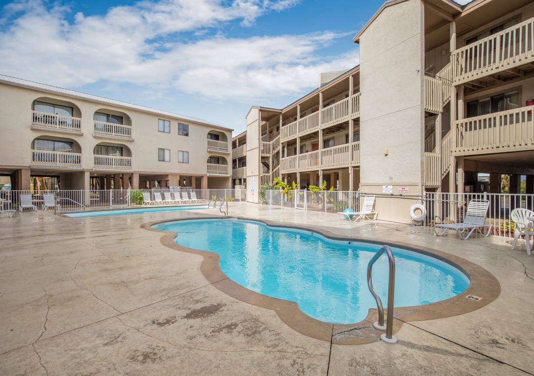 Las Palmas community pool