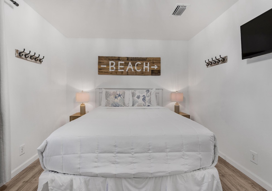 Queen bed in the bedroom