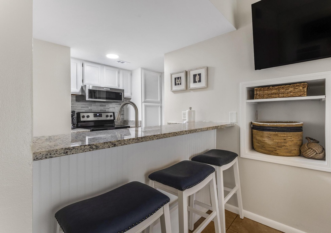 Eat-in kitchen bar seating