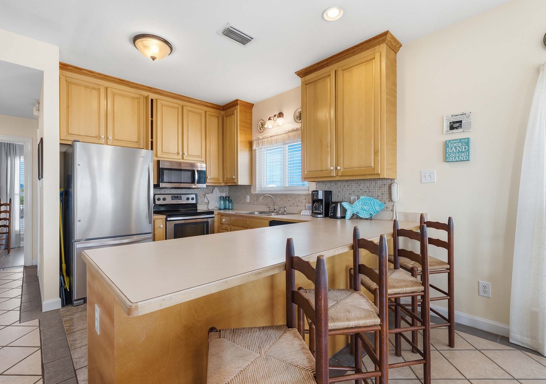 Eat-in kitchen bar seating