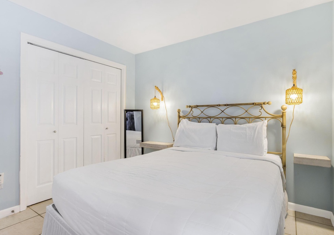 Guest bedroom with queen bed and twin-over-twin bunk beds