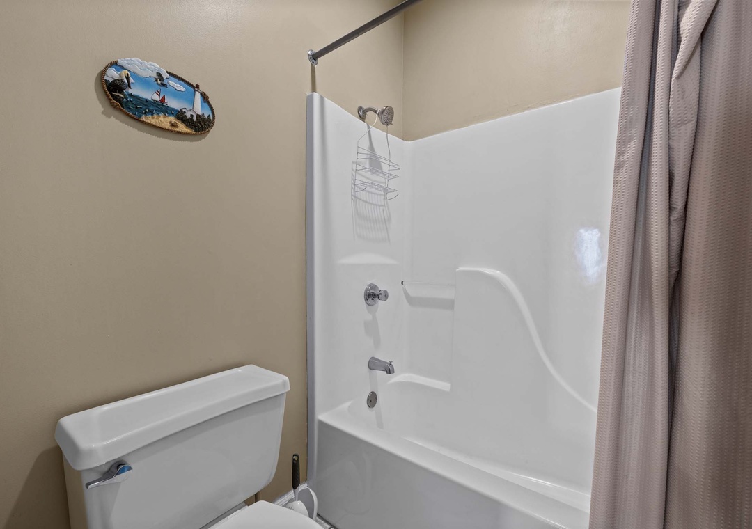 Primary ensuite bathroom with shower/tub combo