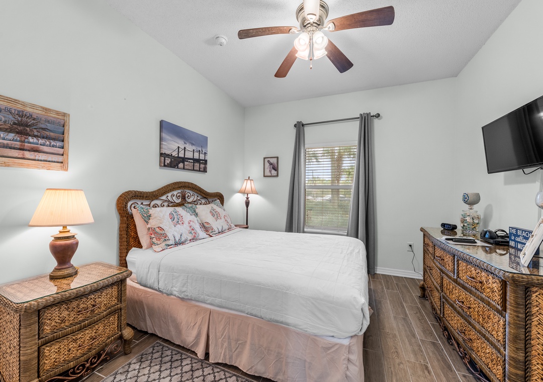 Guest bedroom with queen bed