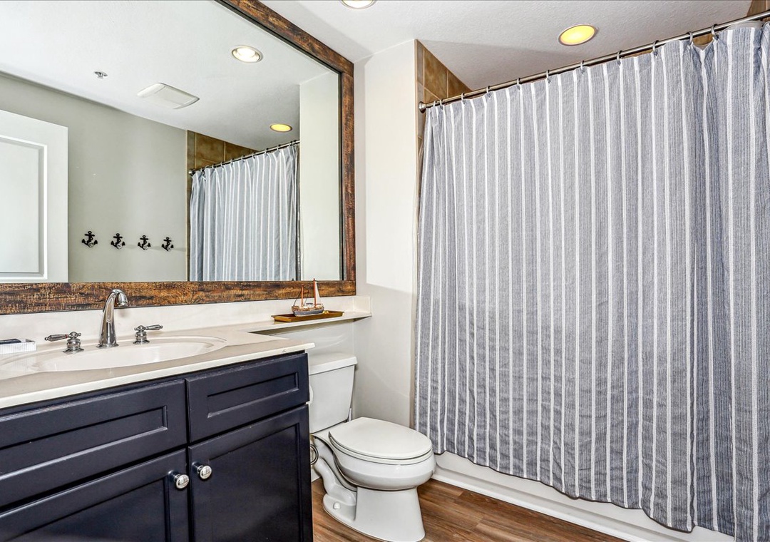 Guest bathroom with shower/tub combo