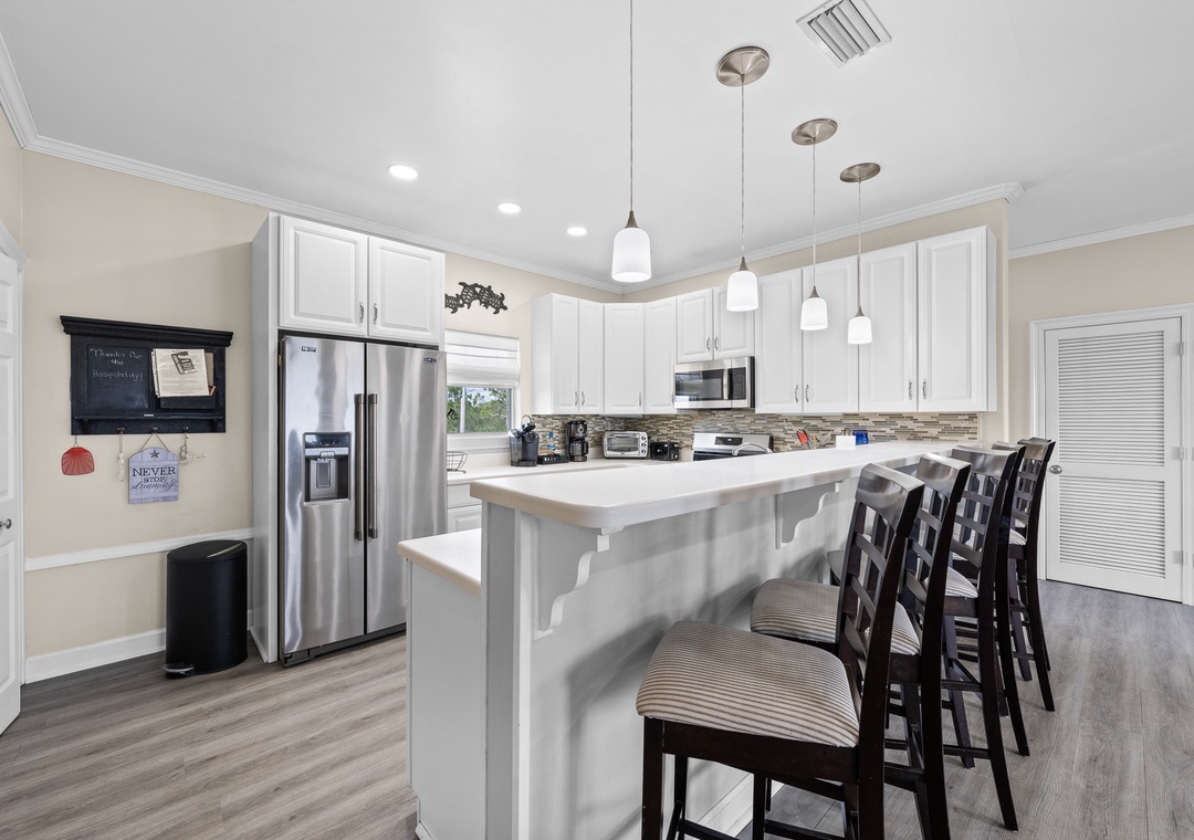 Eat-in kitchen bar seating