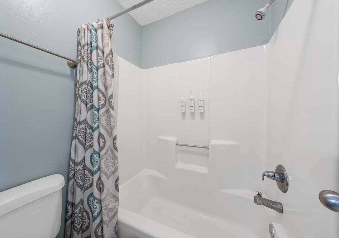 Shower/tub combo in the upstairs bathroom