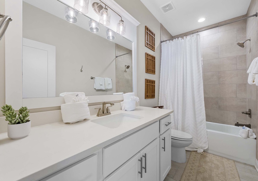 Guest bathroom 2 with shower/tub combo